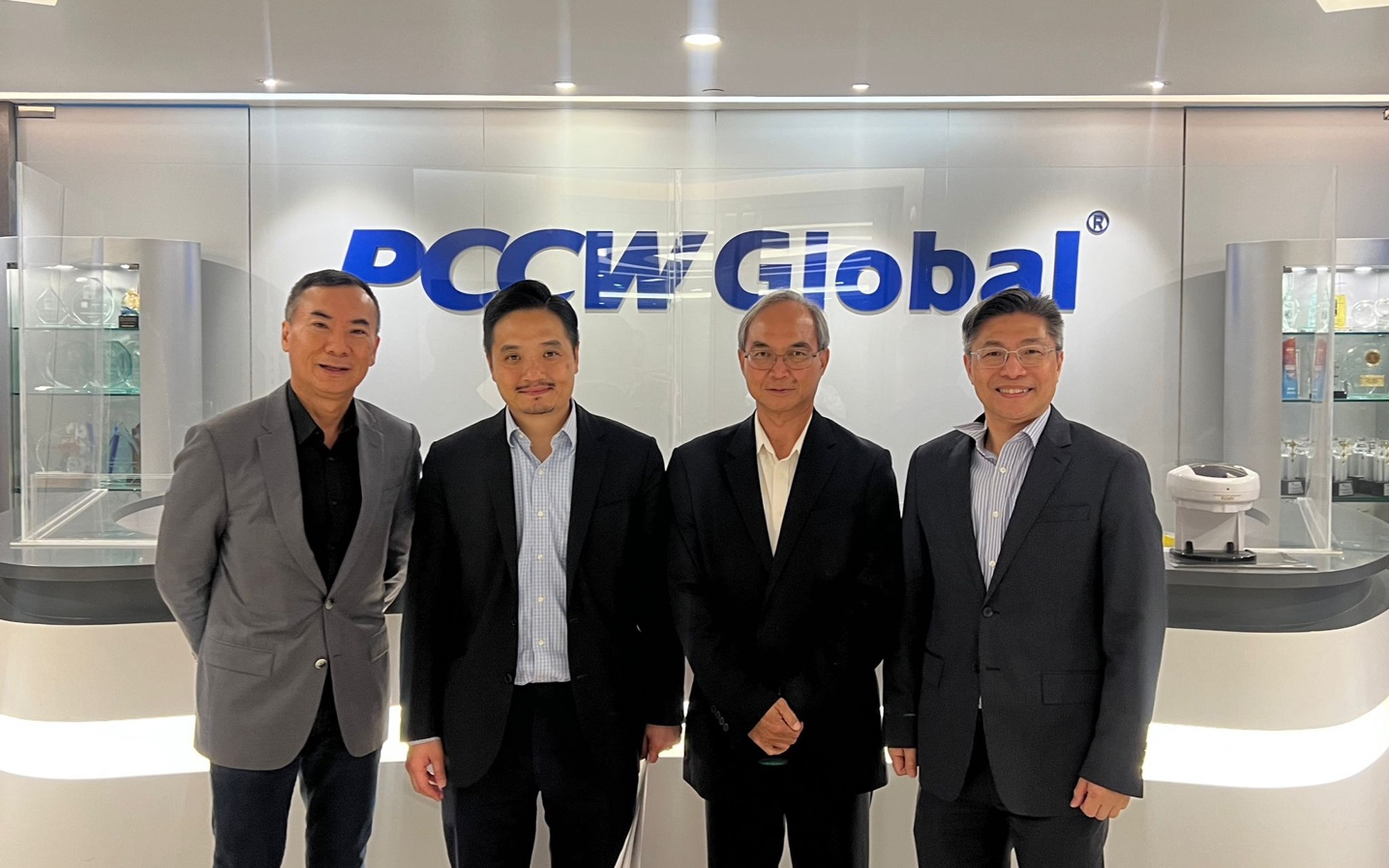特首政策組組長黃元山博士及副組長關家明與PCCW Global行政總裁徐家輝（左一）及產品、規劃及採購處高級副總裁麥志超（右一）合照。