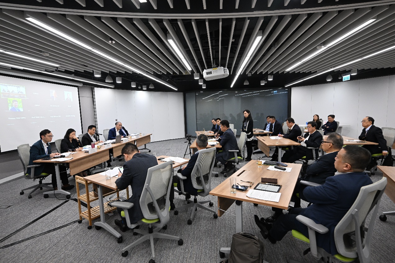 特首政策组专家组成员听取特首政策组组长黄元山博士和团队简报2023年《施政报告》。