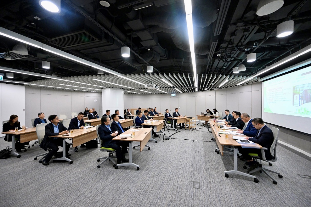 特首政策组专家组成员听取特首政策组组长黄元山博士和团队简报2023年《施政报告》。