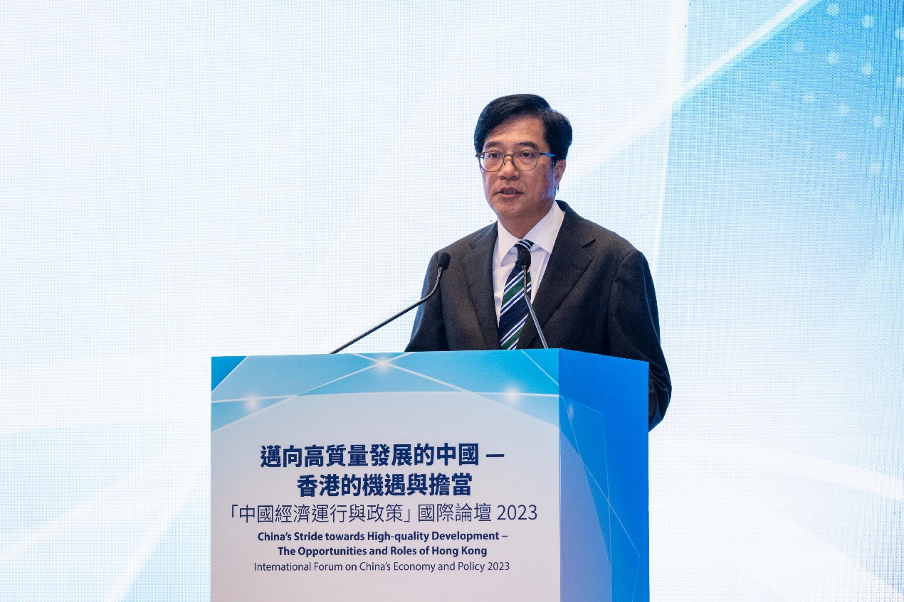 署理財政司司長黃偉綸在論壇作特邀演講。