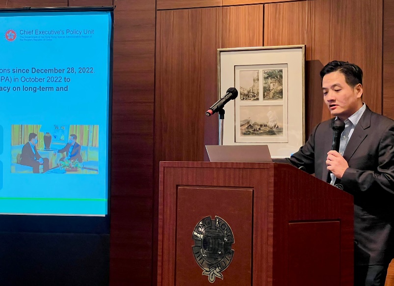 特首政策组组长黄元山博士向居港的外国专业人士介绍《施政报告》。