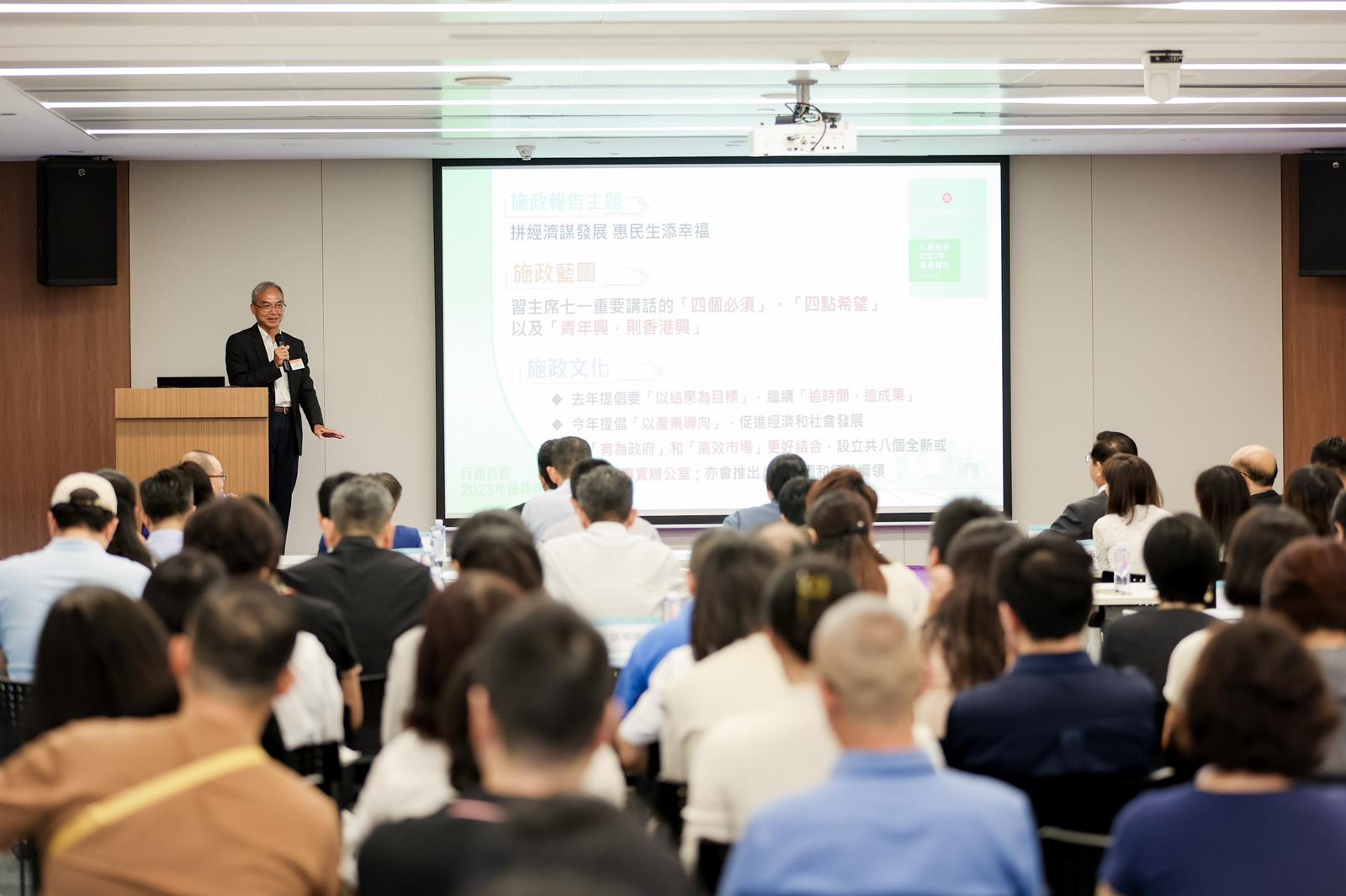 特首政策组副组长关家明出席名为「拼经济谋发展，香港新机遇」的研讨会，向现场逾百名港商及大湾区企业代表讲解《施政报告》。