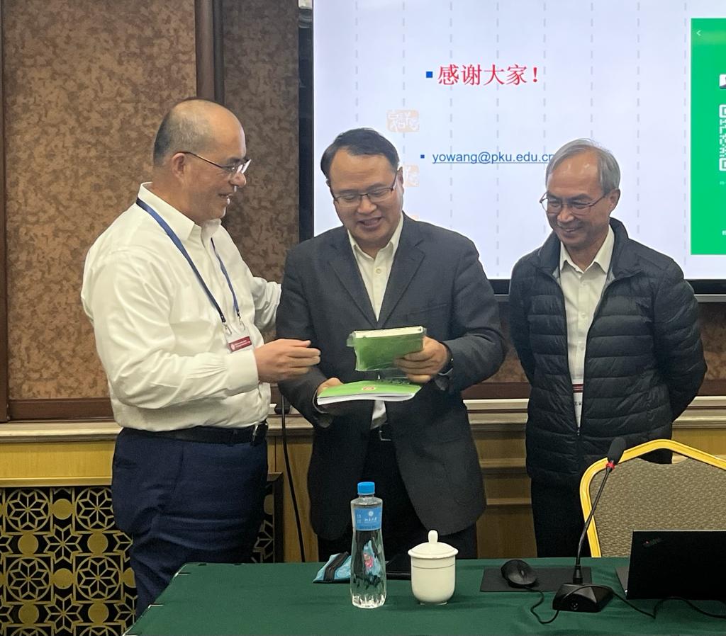 Dr Wang Chunxin and Mr Nicholas Kwan, Deputy Heads of the CEPU, presented the Chief Executive’s latest Policy Address and a notebook with the message of “Starting a New Chapter for Hong Kong Together” printed on the cover to Professor Wang Yong from the School of International Studies, Peking University.