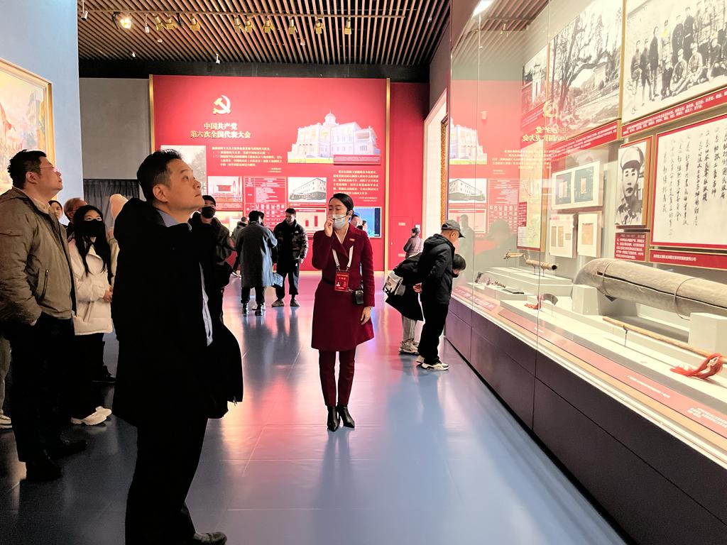 特首政策組一行參觀中國共產黨歷史展覽館，認真聆聽導賞員的講解。