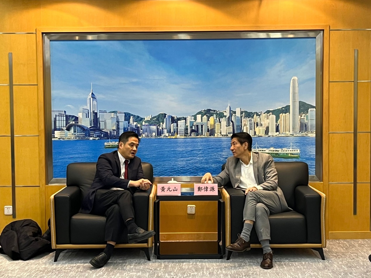 特首政策组组长黄元山博士与驻京办主任郑伟源会面。