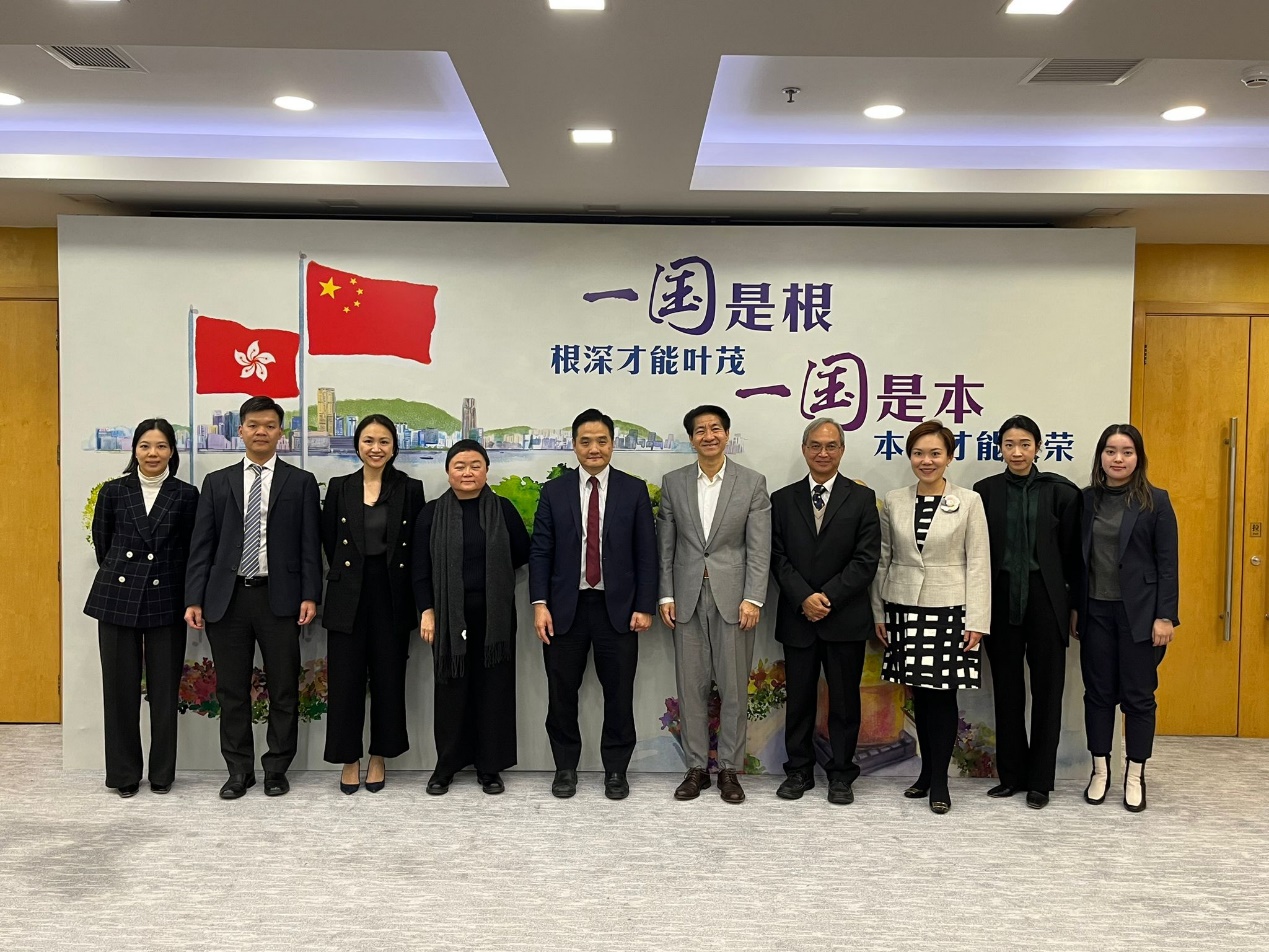特首政策组组长黄元山博士及研究人员与驻京办主任郑伟源及驻京办人员会面。