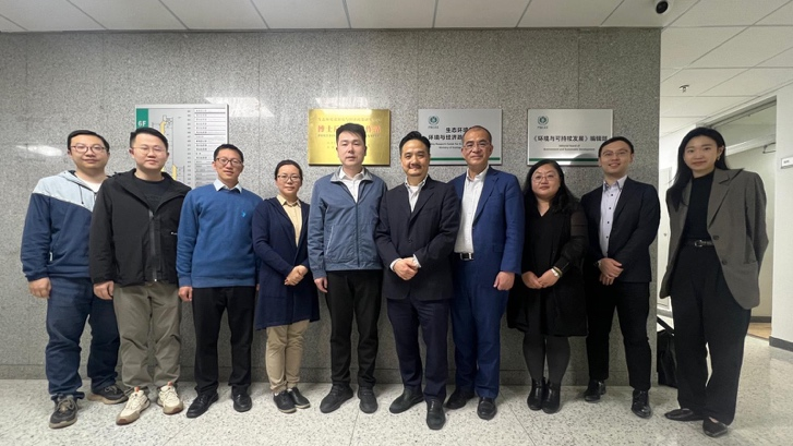 黃元山博士及團隊與中心紀委書記黃威(左五)、經濟部主任韓文亞(左四)、經濟部副主任黃德生(左三)及其團隊合照。