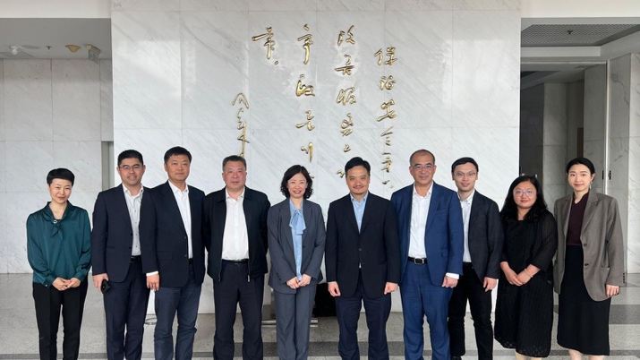 黃元山博士及團隊與中國民用航空局副局長梁楠(左五)及其團隊會面。