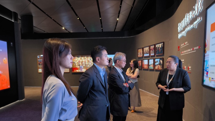 黃元山博士及團隊參觀了阿里巴巴總部及展覽廳。