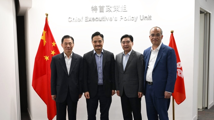 黃元山博士及副組長王春新博士與全國政協委員、港澳台僑委員會副主任王榮(右二)及全國港澳研究會會長鄧中華博士(左一)合照。