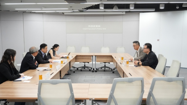 黃元山博士及副組長關家明與非凡領越有限公司首席財務官張智和朋晟(香港)有限公司業務副總裁曾晶會面。