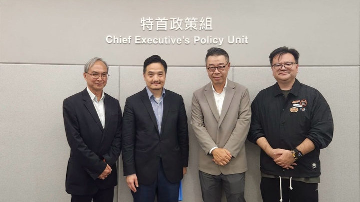 黃元山博士及副組長關家明與非凡領越有限公司首席財務官張智(右二)和朋晟(香港)有限公司業務副總裁曾晶(右一)合照。