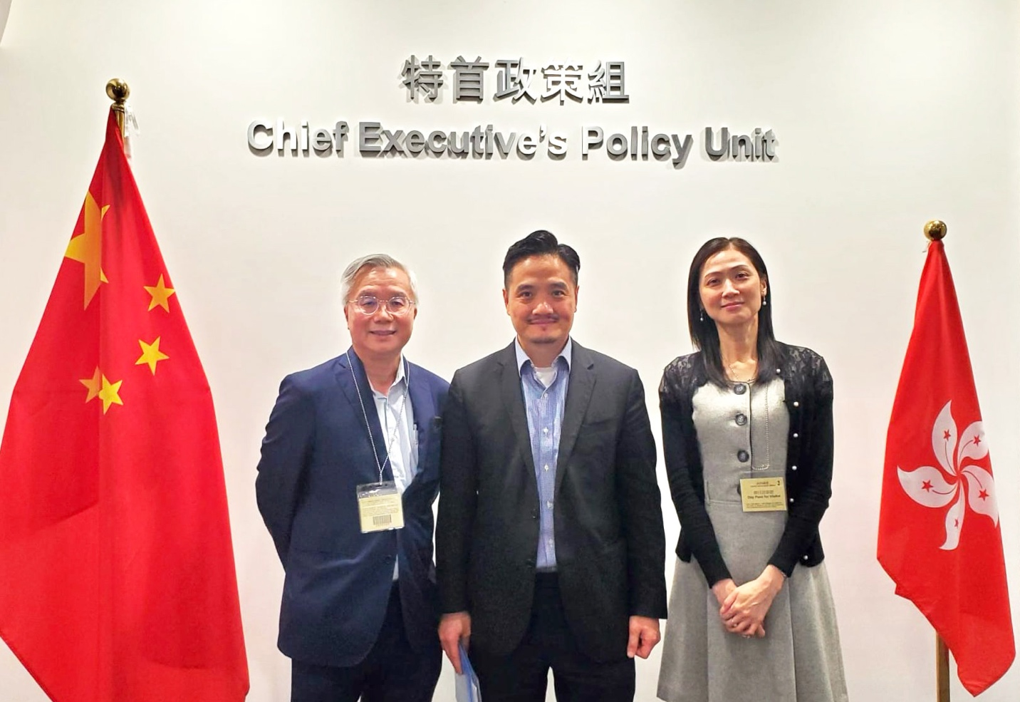 黃元山博士與專家組成員龔永德(左)及畢馬威稅務合夥人曾詠雅(右)會面。