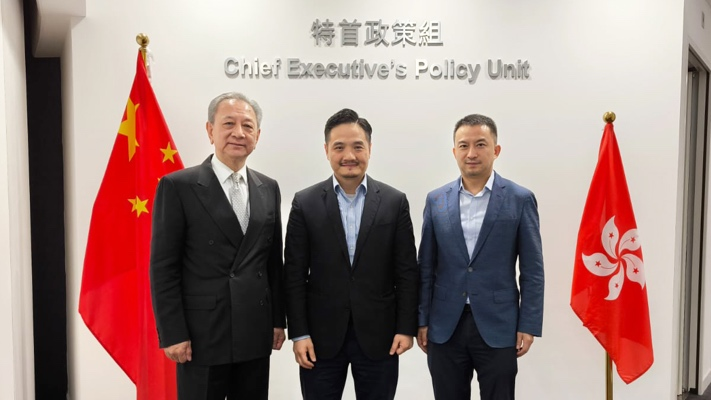黃元山博士與中集安瑞科控股有限公司執行董事兼總裁楊曉虎(右)及航運交通界立法會議員易志明(左)合照。