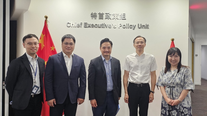 黃元山博士與東莞市發展改革局局長葉惠明(右二)及其團隊合照。