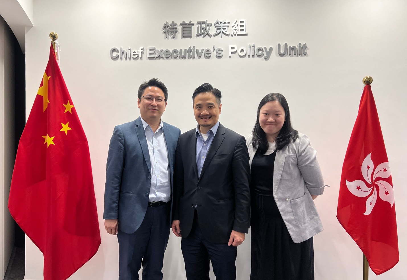 黃元山博士與安永會計師事務所(Ernst & Young)國際及合併購重組稅務諮詢合夥人林偉敏(左)及其團隊會面。