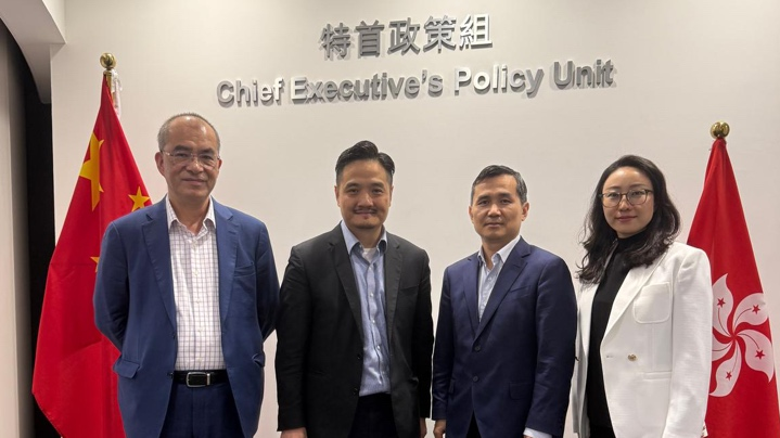 黃元山博士及副組長王春新博士與阿里雲智能集團副總裁安筱鵬(右二)及戰略發展副總裁劉源池(右一)合照。
