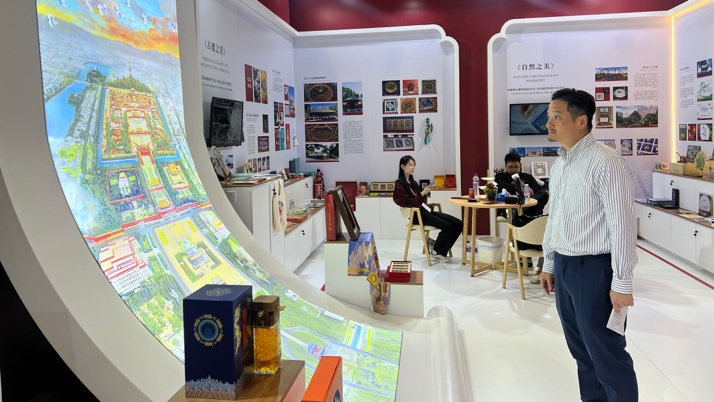 黃元山博士參觀香港貿發局香港國際授權展(HKILS)。