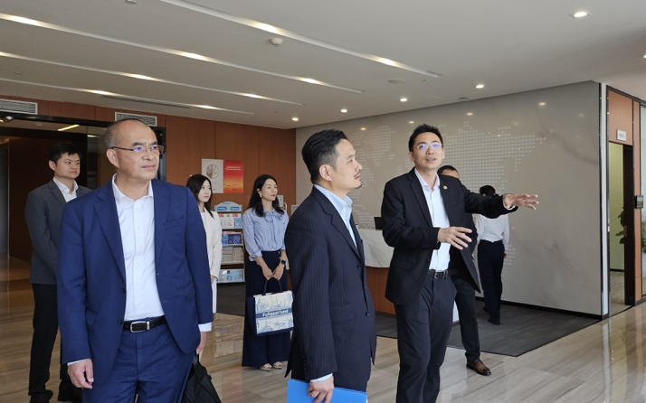 特首政策組團隊一行到訪深圳綠色交易所調研考察。