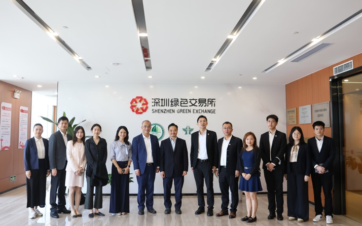 特首政策組團隊一行與深圳綠色交易所董事長賴高宇（右六）、總經理劉洋（右五）及其團隊會面。