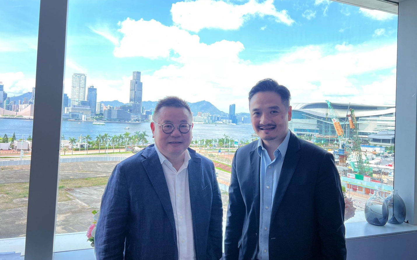 特首政策組組長黃元山博士與中儲發展股份有限公司王海濱董事兼總裁合照。