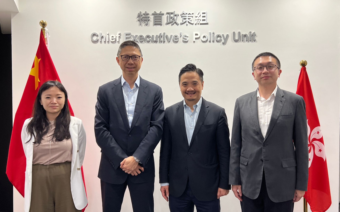 特首政策組組長黃元山博士與香港交易所總法律顧問兼首席可持續發展總監周冠英（左二）、香港交易及結算所有限公司碳市場及 ESG 產品發展部主管趙健能（右一）及其團隊會面。