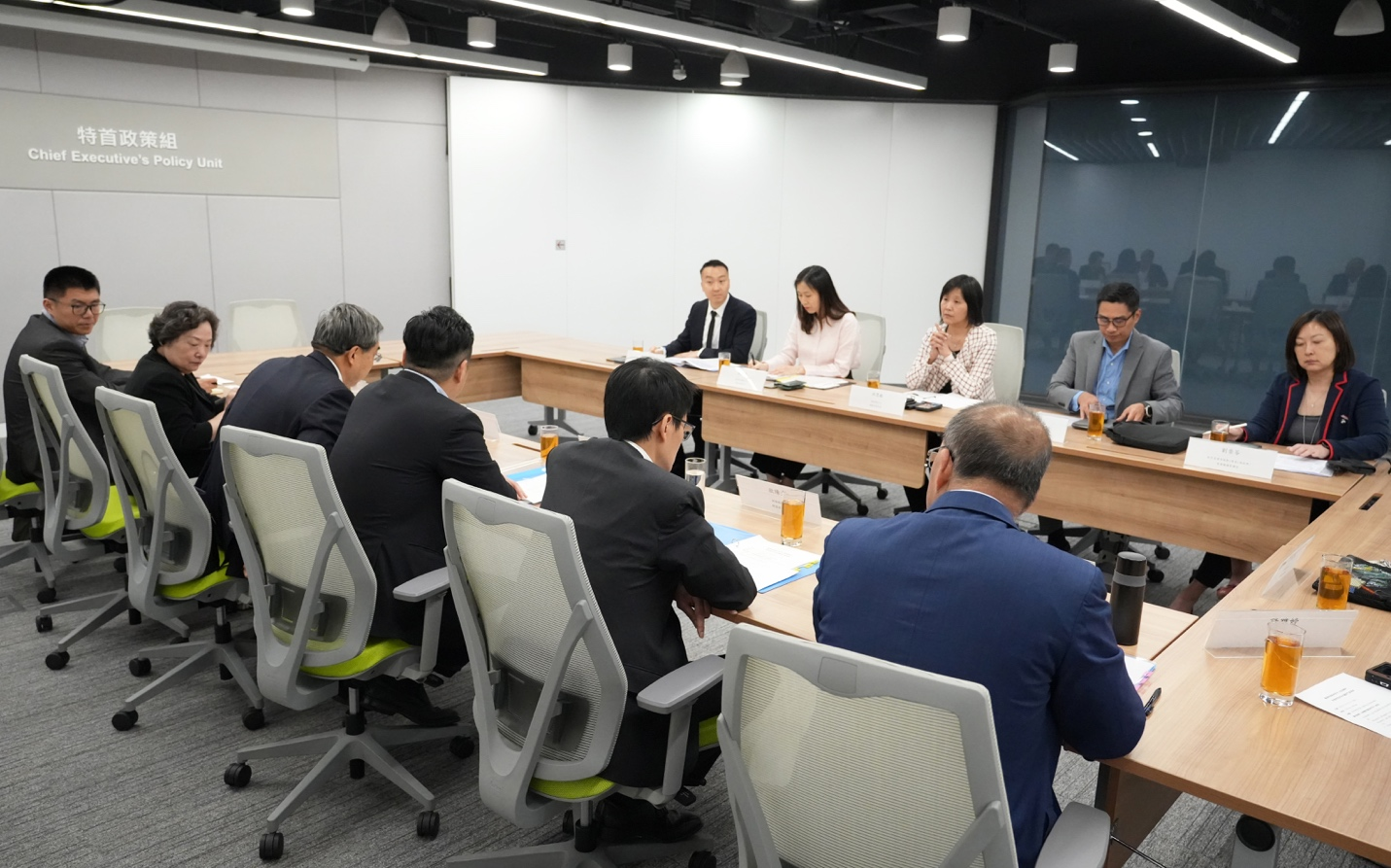 國務院發展研究中心研究小組、特首政策組組長黃元山博士及副組長王春新博士與運輸及物流局及香港機場管理局的代表會面。
