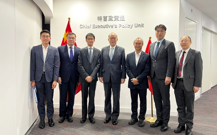 兩位特首政策組副組長歐陽力及關家明與中華人民共和國常駐聯合國日內瓦辦事處和瑞士其他國際組織代表團特命全權大使、常駐代表陳旭(中)及團隊合照。