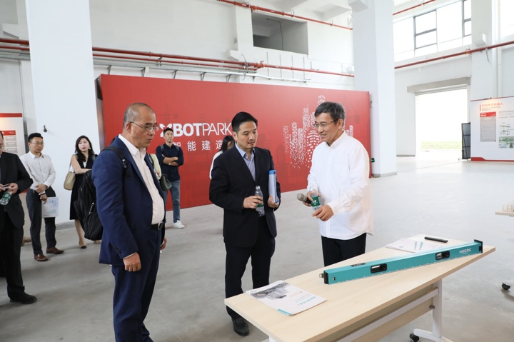 特首政策組團隊一行到訪松山湖XbotPark機器人基地。