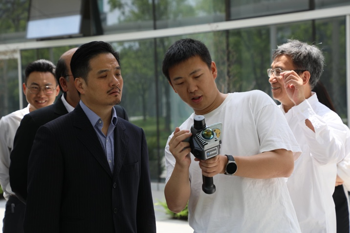 特首政策組團隊與無穹創新的代表交流意見。