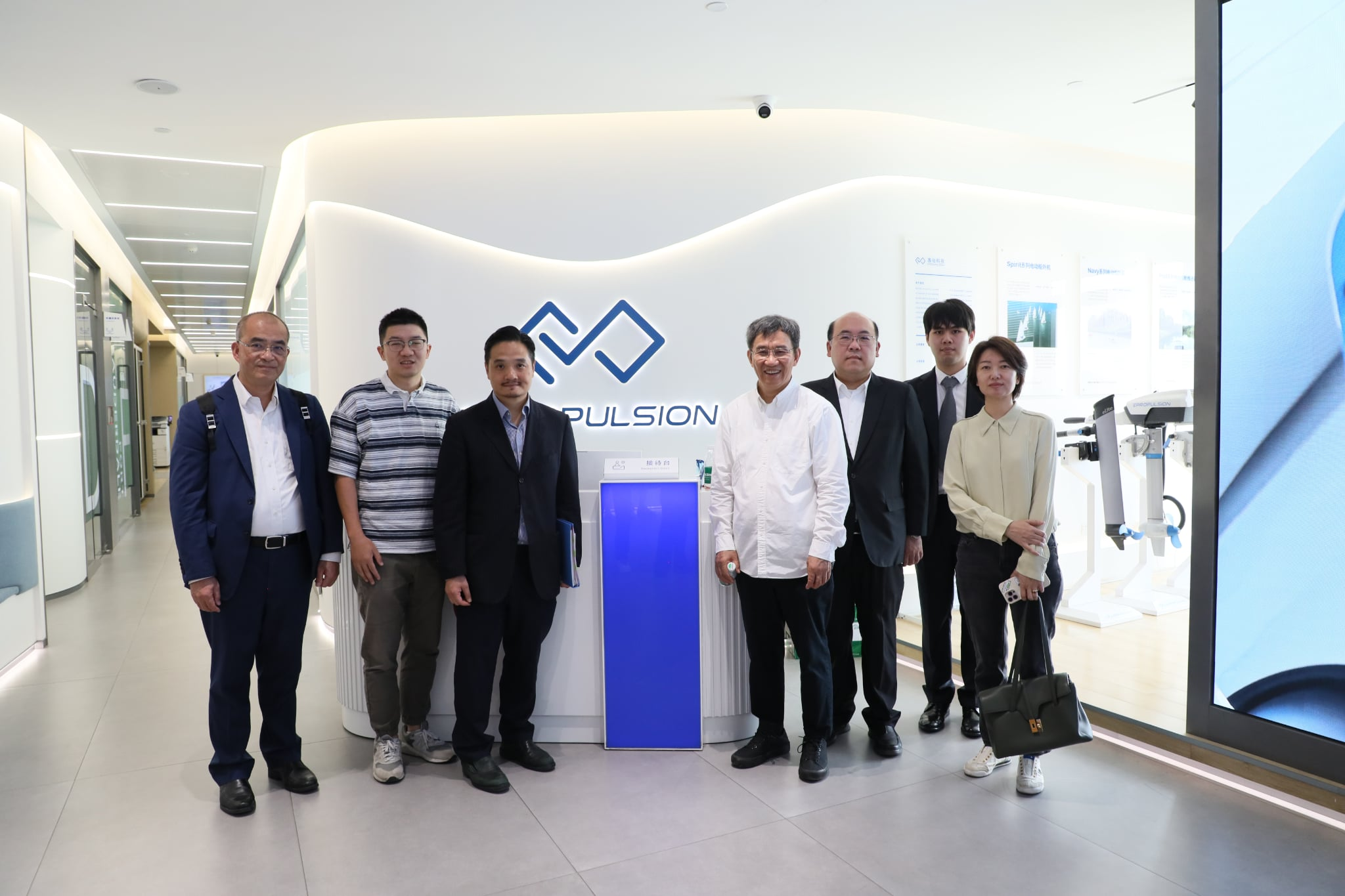 特首政策組團隊一行與逸動科技的代表合照。