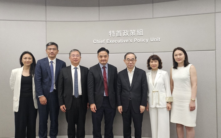 特首政策組組長黃元山博士與江蘇恒瑞醫藥董事長孫飄揚（右三）、副董事長戴洪斌（左三）、全球注册負責人蔣燕萍（右二）、華泰金控投行部執行董事李攀（右一）及華泰聯合執委大健康組主管高元（左三）合照。