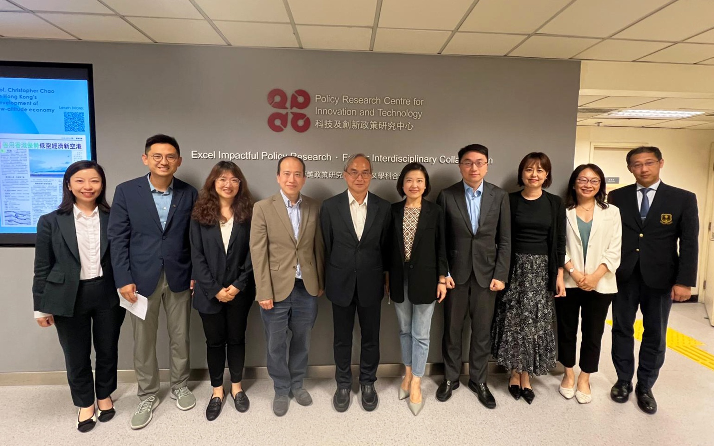 關家明與中心聯席主任崔永康教授（左四）、核心成員陸海天教授（右四）、酒店及旅遊管理學院李咪咪教授（右二）、洪琴教授（左三）、工商管理學院楊冬教授（左二）及其團隊合照。