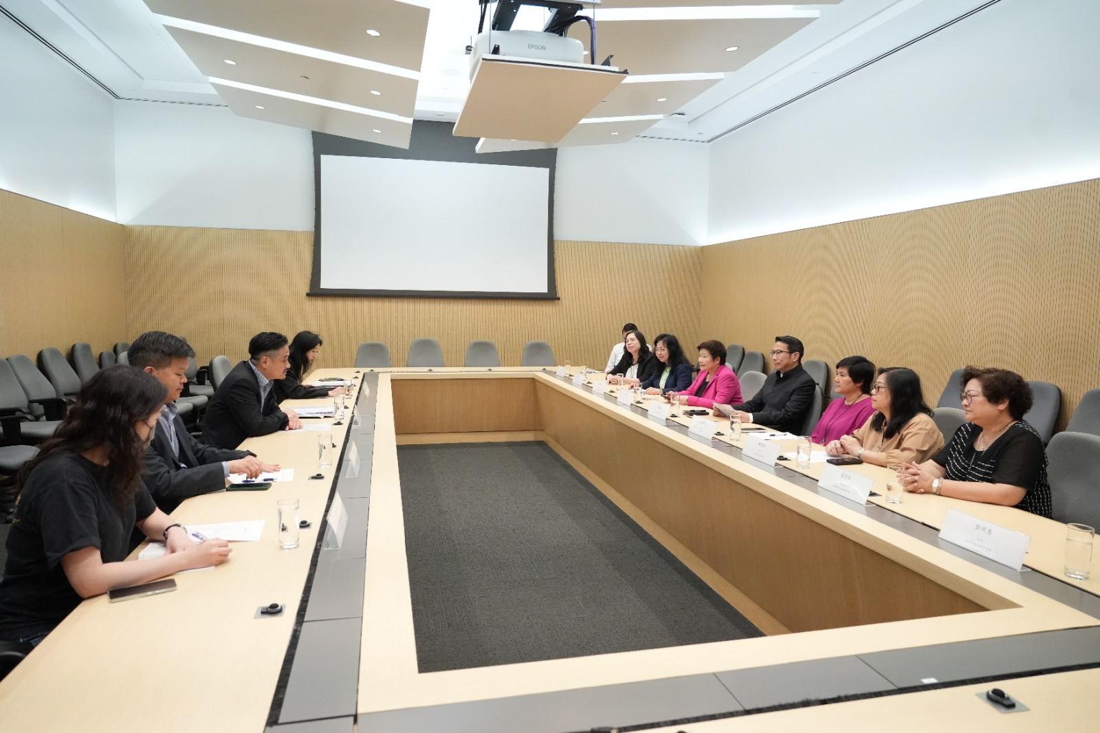 特首政策組組長黃元山博士與教育界立法會議員朱國強、兩位教聯會副主席林翠玲及蔡麗芳等會面。
