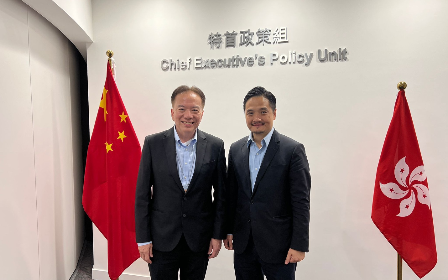 特首政策組組長黃元山博士與教育統籌委員會主席黃友嘉博士合照。