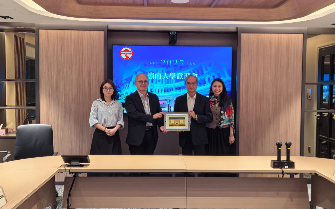 關家明與嶺南大學潘蘇通滬港經濟政策研究所助理所長黃溢能博士（左二）合照。