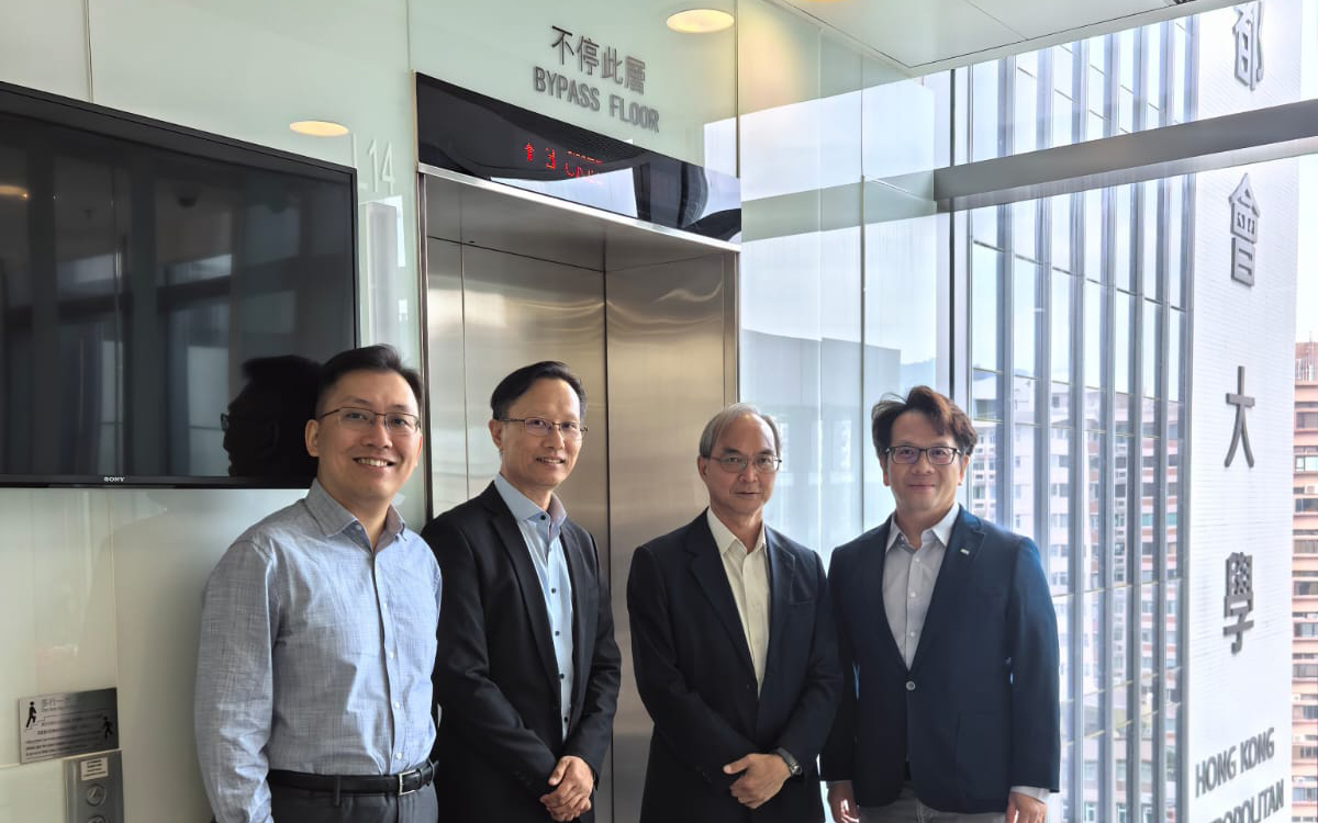 關家明與香港都會大學副校長（研究及拓展）郭予光教授（右一）及其團隊合照。