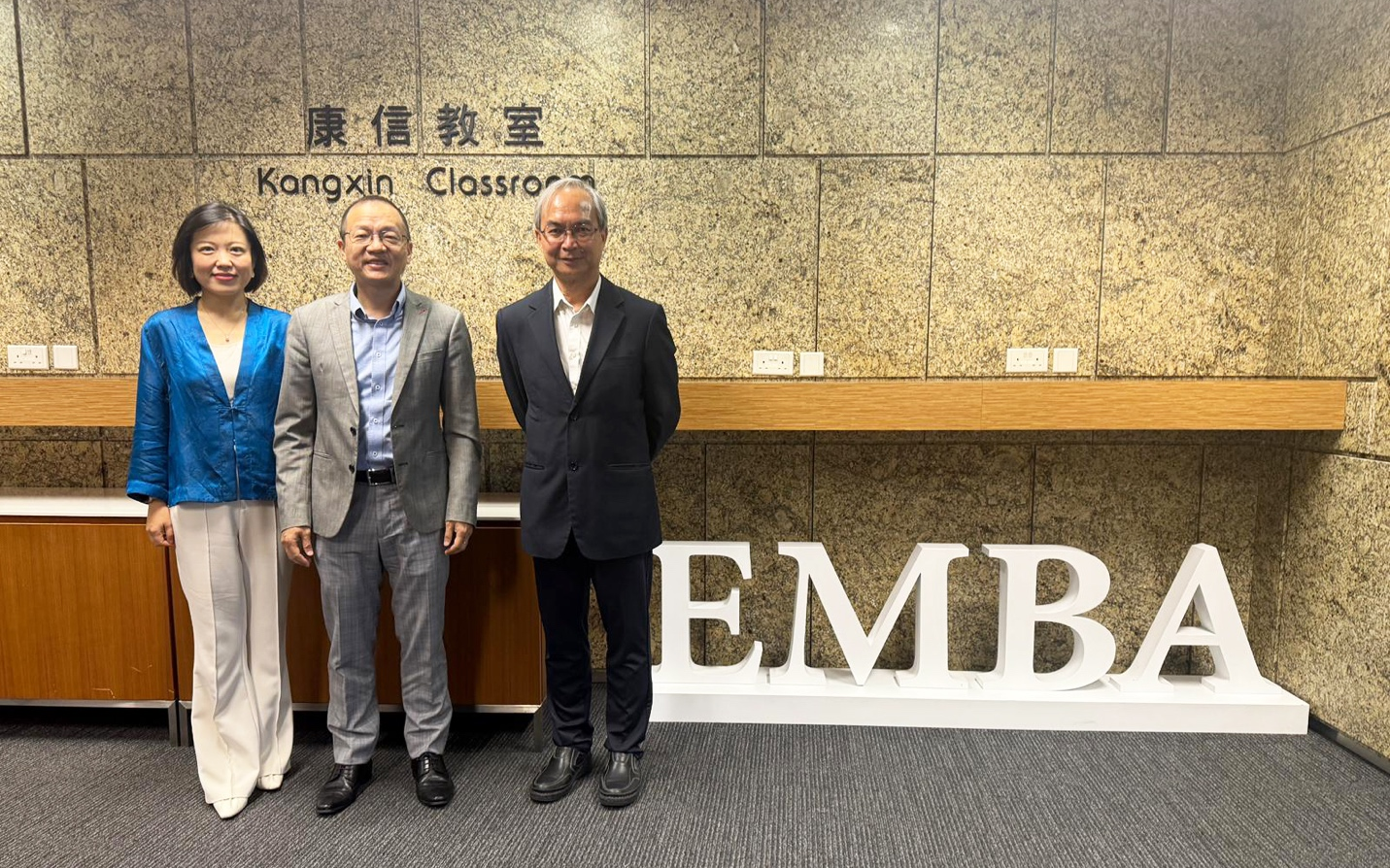 關家明與香港科技大學經濟政策研究中心負責人房育輝教授（中）合照。