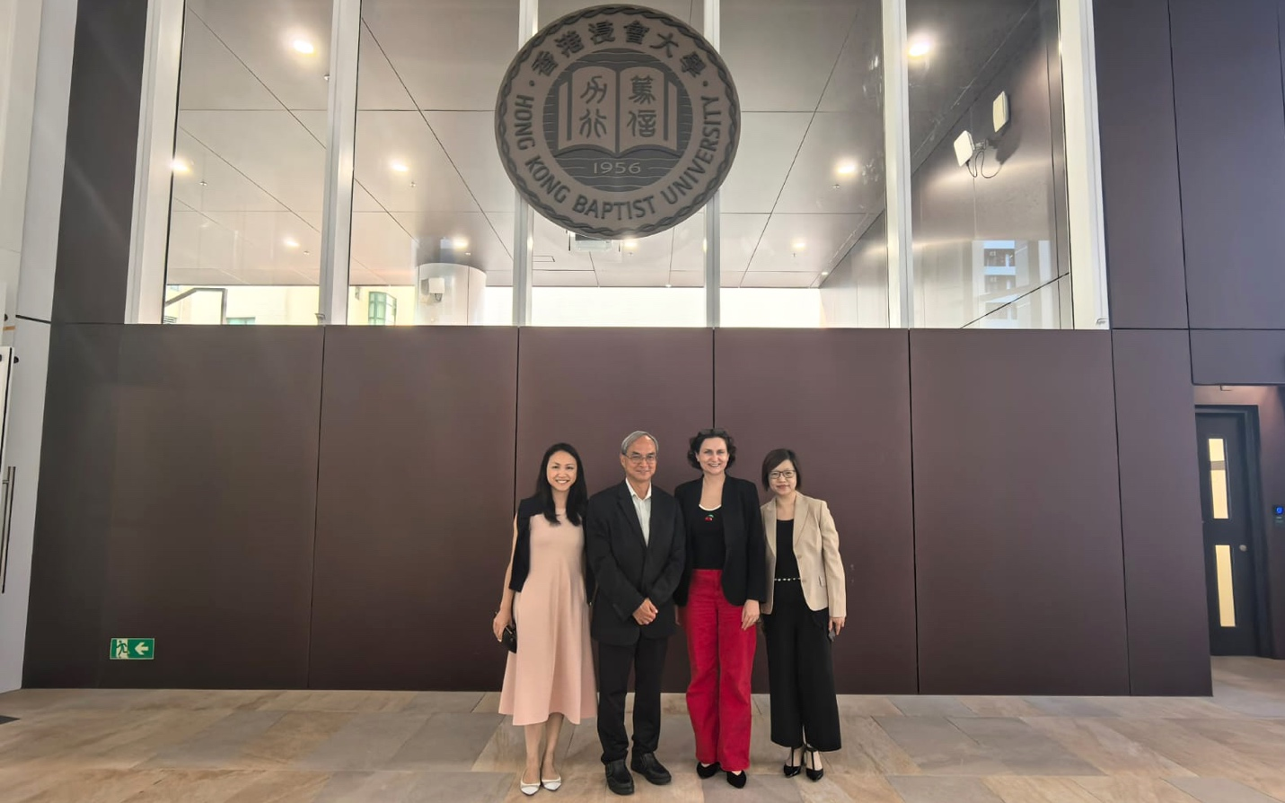 關家明與香港浸信會大學創業與創新中心總監Marta Dowejko博士（右二）及其團隊合照。