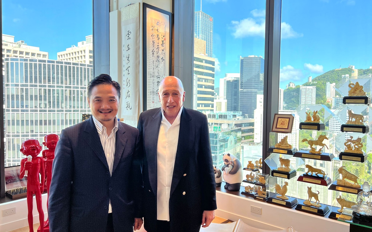 黃元山博士與特首顧問母團成員、蘭桂坊集團主席盛智文博士合照。