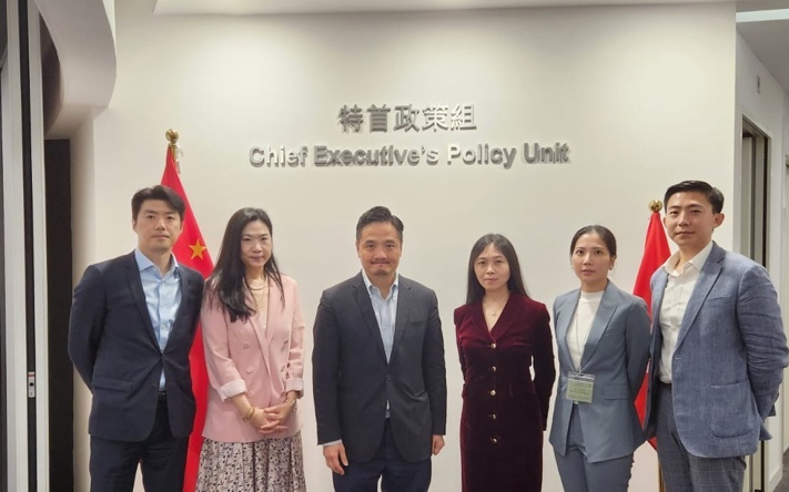 特首政策組組長黃元山博士與保利香港拍賣現當代藝術部門主管許維筑（右二）、副總經理（代）暨財務總監鄭華（右三）、中國書畫助理部門主管程遠楓（右一）、行政部副主管黃健（左一）及西九文化區企業有限公司策略夥伴關係副總裁鄒凱如（左二）合照。
