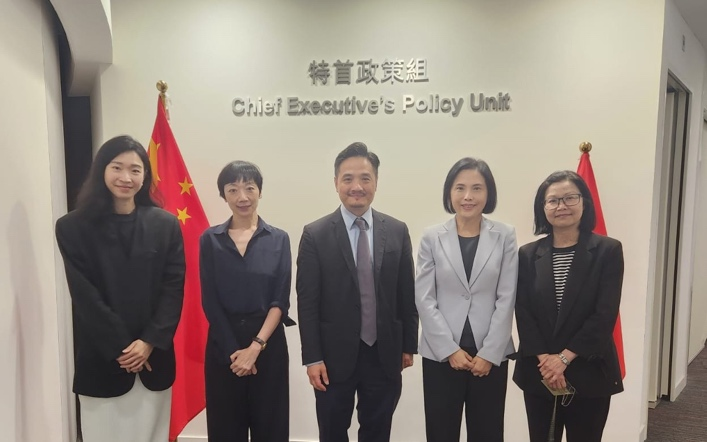特首政策組組長黃元山博士與西九文化區管理局行政總裁馮程淑儀（右二）、首席機構發展總監何珏珊（左二）及行政總裁辦公室營運總監李關小娟（右一）合照。