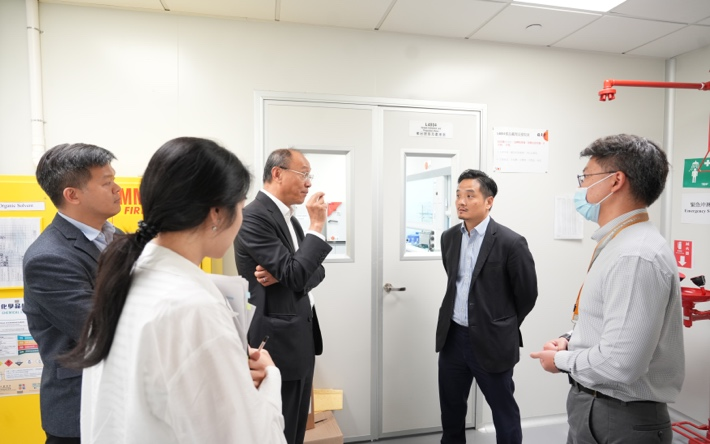 宏安集團及位元堂藥業主席鄧清河、兩位執行董事鄧蕙敏及羅敏儀、行政總裁陳傑文及團隊向黃元山博士一行詳盡介紹廠房運作。