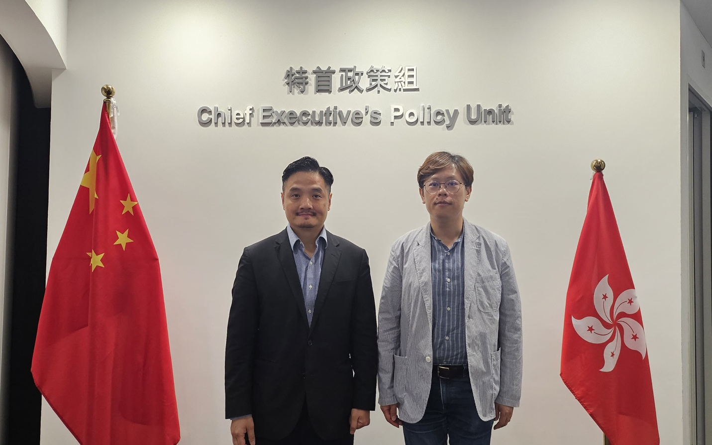 特首政策組組長黃元山博士與公屋聯會總幹事招國偉合照。