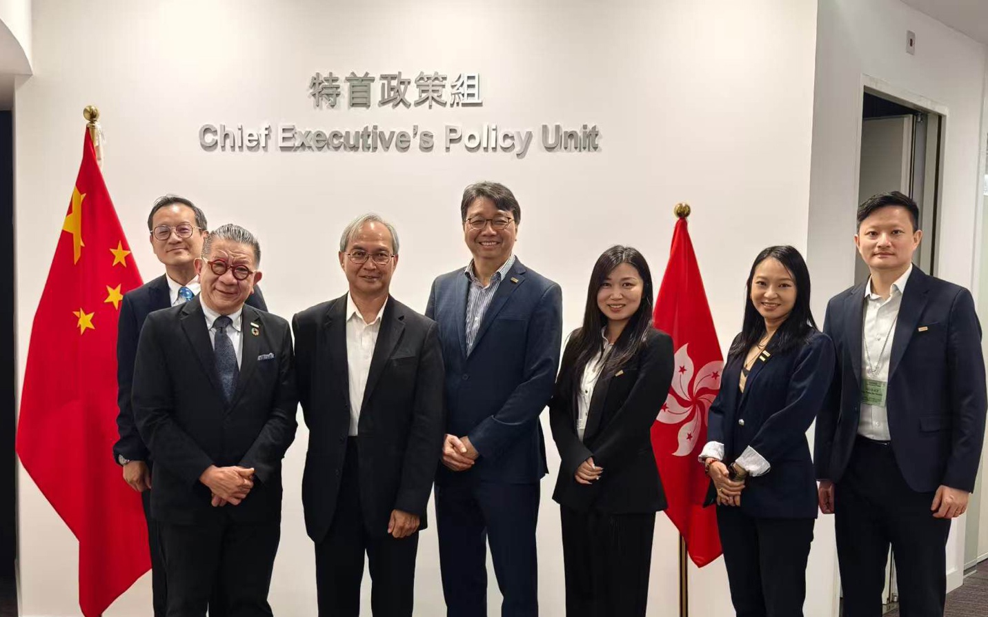 特首政策組副組長關家明與公私營合作學會主席司徒玉倫（左二）、理事長譚偉強（左四）及其團隊會面。