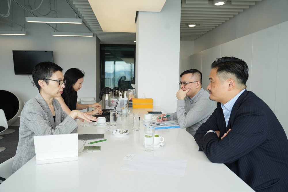 黃元山博士與香港投資基金公會行政總裁黃王慈明會面。