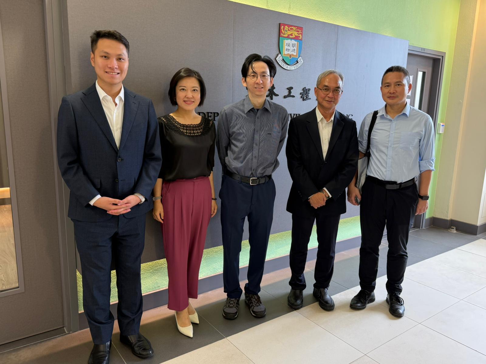 關家明與香港大學交通運輸研究所所長司徒惠源教授（中）及副所長周江評教授（右）會面。