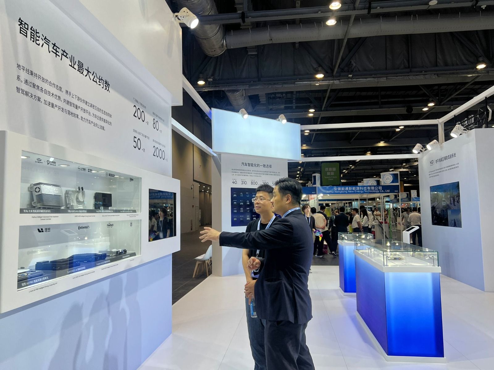黃元山博士在2025國際汽車及供應鏈博覽會（香港）與不同展商交流。