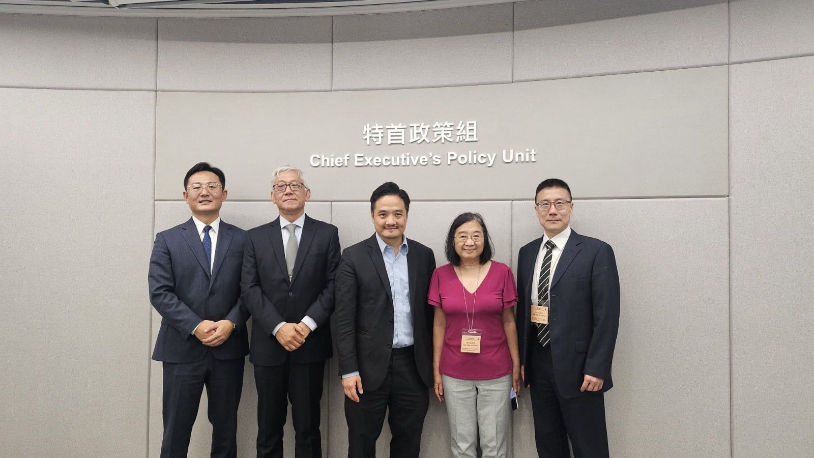 黃元山博士與香港科技大學電子及計算機工程系榮休教授劉紀美（右二）、建峰資本管理合夥人湯復基博士（左二）、愛因半導體首席執行官毛江強及首席技術官梁琥會面。