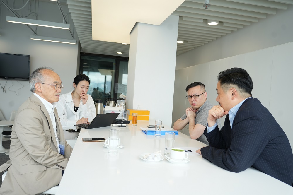 黃元山博士與新型工業評審委員會主席郭振華會面。